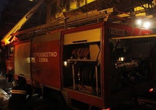 Μπήκαν στο προαύλιο του υπουργείου Πολιτισμού και έκαψαν αυτοκίνητο