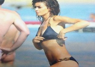 H Φουρέιρα με μαύρο μπικίνι στη Μύκονο