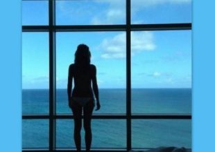 Ποια πανέμορφη μοντέλα θαυμάζει γυμνόστηθη τη θέα;