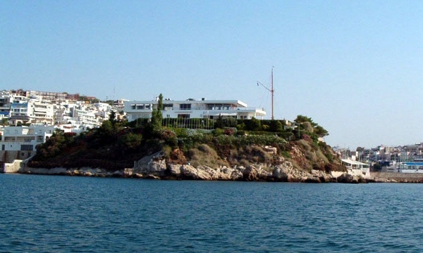 Αντεπίθεση…από τον Πειραιά