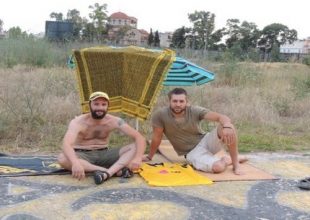 Άλλοι παραλία άλλοι στο… Ναό!