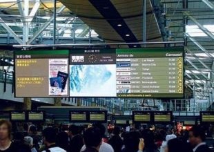 Αντί να δει πορνό μόνος το είδε όλος ο σταθμός σε γιγαντοοθόνη