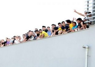 Ο κόσμος δίνει το σύνθημα!