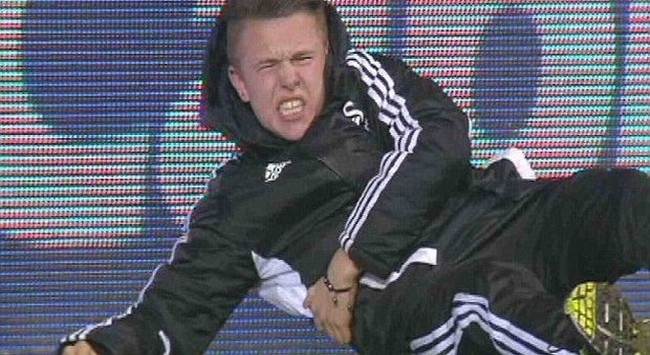 Σε δημοπρασία το τζάκετ του ball boy που κλώτσησε ο Αζάρ!
