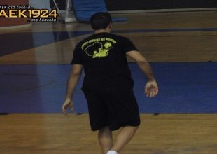 Με μπλούζα «ΑΕΚ ΝΑΞΟΣ Club» ο Καράμπουλας!