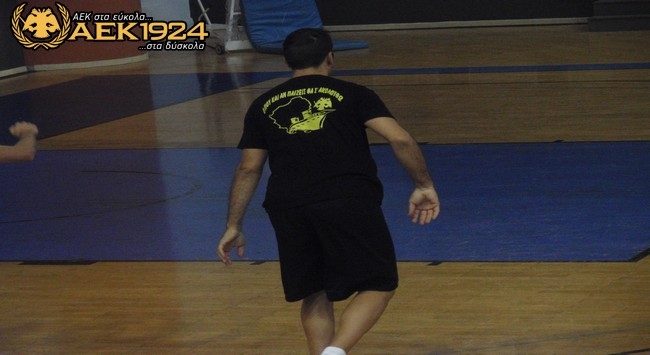 Με μπλούζα «ΑΕΚ ΝΑΞΟΣ Club» ο Καράμπουλας!