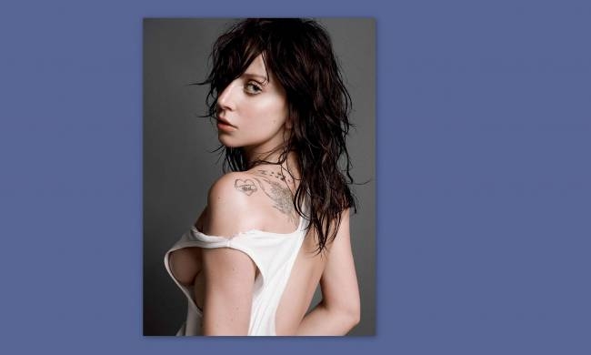 Η Lady Gaga γυμνή και λασπωμένη (φωτό)