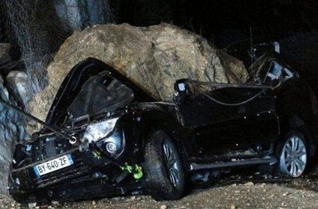 Στην εντατική νεαρή μετά από πτώση βράχου σε ΙΧ