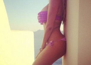 Ποζάρει με φόντο το ηλιοβασίλεμα της Σαντορίνης