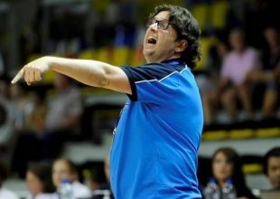«Έχουμε 11 εκ. προπονητές»