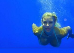 Η Ελένη Μενεγάκη ποζάρει στον βυθό της θάλασσας!