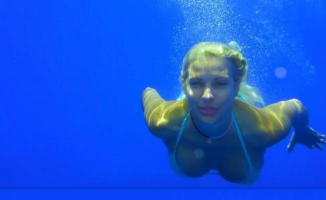 Η Ελένη Μενεγάκη ποζάρει στον βυθό της θάλασσας!