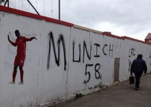 Εμετικό γκράφιτι σε τοίχο του “Άνφιλντ”