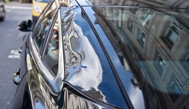 H αντανάκλαση ουρανοξύστη «έλιωσε» μια Jaguar