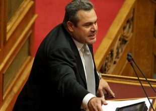 Επιτέθηκαν με κοντάρια και μπουκάλια στον Καμμένο
