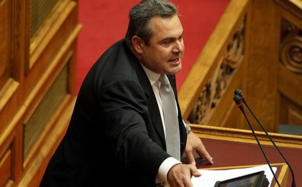 Επιτέθηκαν με κοντάρια και μπουκάλια στον Καμμένο