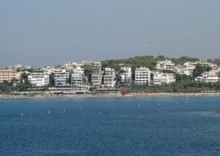 Τραγικός θάνατος κολυμβητή από ταχύπλοο στη Βουλιαγμένη