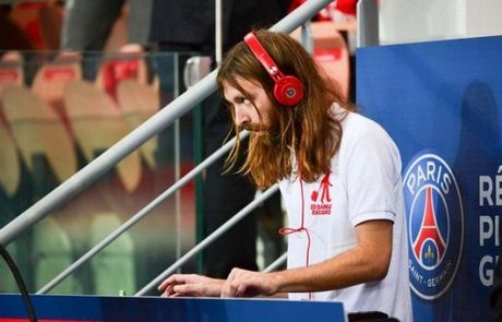 Έπαιξε τραγούδι της Μαρσέιγ στο γήπεδο της Παρί