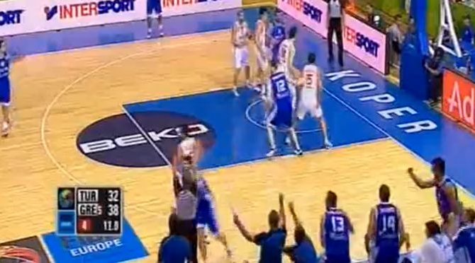 Η μπουνιά του Παπανικολάου στον διαιτητή (video)
