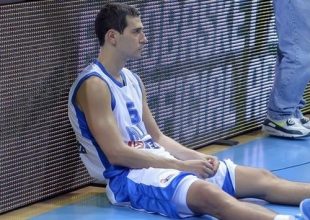 “Με την πλάτη στον τοίχο”