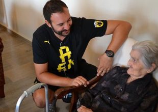 Επίσκεψη σε γηροκομείο η ΑΕΚ (pics)