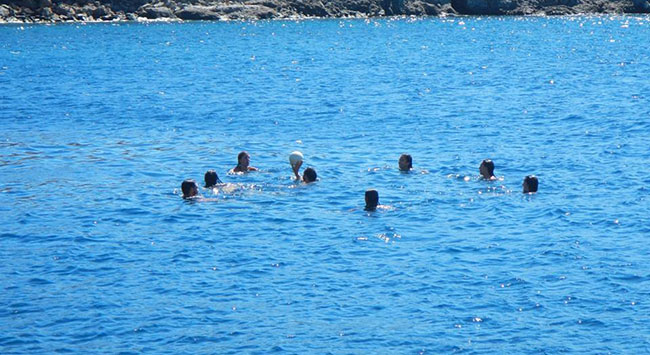 Κορωνοϊός και θάλασσα: Ρωτήσαμε Έλληνες επιστήμονες αν υπάρχει κίνδυνος μετάδοσης