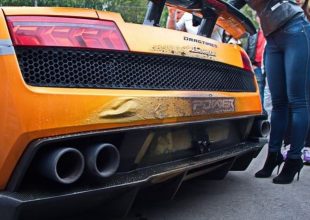 Lamborghini έπιασε τα 402,69 χλμ/ώρα και πήρε φωτιά