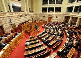 Οι μισθοί δημοσίων υπαλλήλων που ξεπερνούν τα 2.000 ευρώ το μήνα
