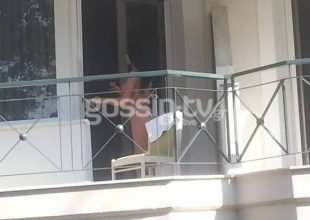 «Τσακώσαμε» Ελληνίδα ηθοποιό topless στο μπαλκόνι της