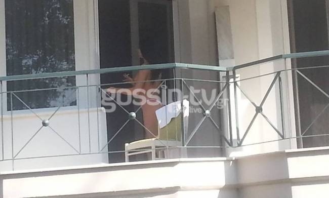 «Τσακώσαμε» Ελληνίδα ηθοποιό topless στο μπαλκόνι της