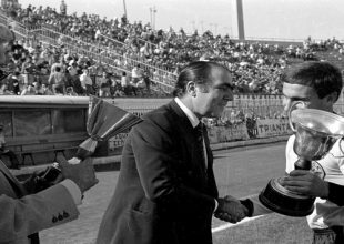 Αφιερωμένο στον Μπάρλο το match programme