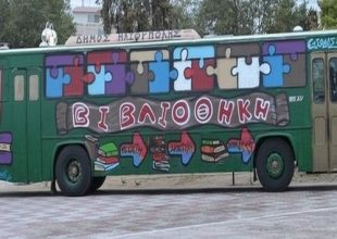 Ένα λεωφορείο γεμάτο βιβλία κάνει στάσεις στον δήμο Ηλιούπολης