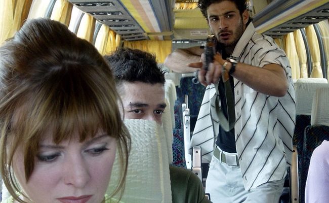 Ένοπλος κρατά 4 ομήρους σε τράπεζα