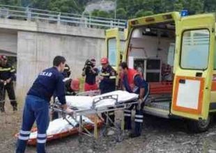Αυτοκτόνησε μπροστά στα μάτια του συζύγου της