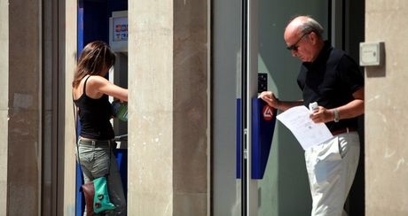 Μην βάζετε χέρι σε μισθούς και συντάξεις