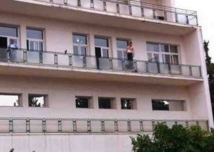 Άντρας απειλεί να πέσει στο κενό από τον 2ο όροφο του ΚΑΤ