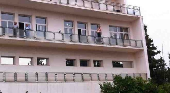 Άντρας απειλεί να πέσει στο κενό από τον 2ο όροφο του ΚΑΤ
