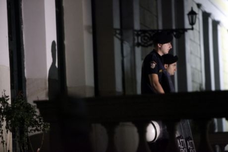 Ψάχνουν το κρυμμένο οπλοστάσιο της Χρυσής Αυγής ακόμα και σε μοναστήρια