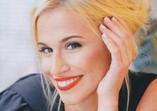 Η σέξι φωτογραφία της Μπουλέ με εσώρουχα και ζαρτιέρες