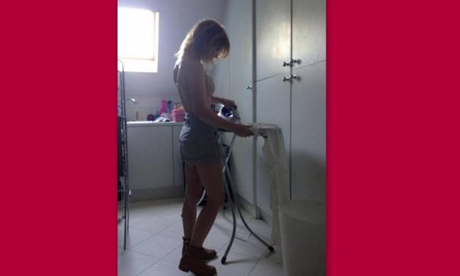 Πασίγνωστη τραγουδίστρια σιδερώνει με το…