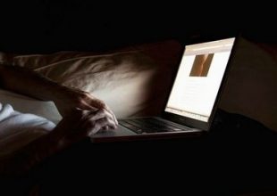 Χειροπέδες σε τρεις για παιδική πορνογραφία μέσω διαδικτύου