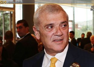 O Mελισσανίδης φοράει παντελόνια