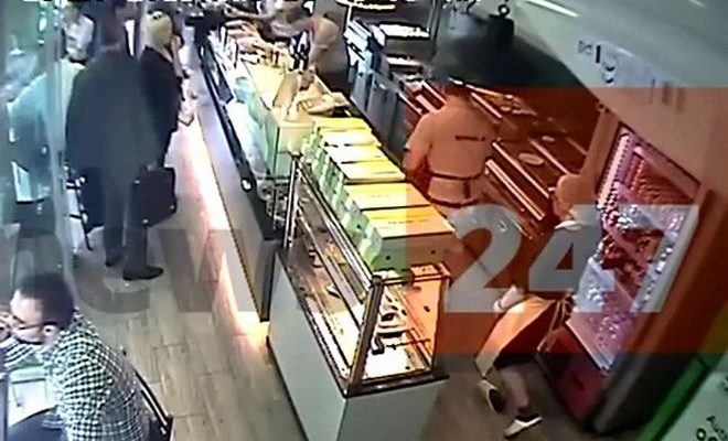 Video: Κοστουμαρισμένος πορτοφολάκιας στο κέντρο της Αθήνας
