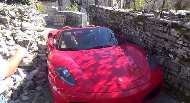 Απίστευτο βίντεο: Μία Ferrari “ξεγλιστράει” σε σοκάκια στα Ζαγοροχώρια