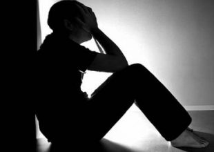 Την βίαζε 4 χρόνια ο πατριός της με την συναίνεση της μητέρας της