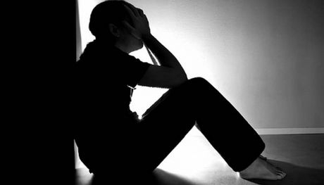 Την βίαζε 4 χρόνια ο πατριός της με την συναίνεση της μητέρας της