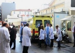 Γιατροί και νοσηλευτικό προσωπικό στην 24ωρη απεργία της ΑΔΕΔΥ