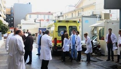 Γιατροί και νοσηλευτικό προσωπικό στην 24ωρη απεργία της ΑΔΕΔΥ