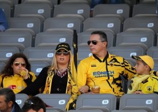 Περήφανοι στους δρόμους, οικογένειες στο γήπεδο