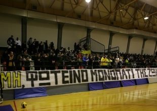 Τα πανό για τον Θέμη στις κοριτσάρες